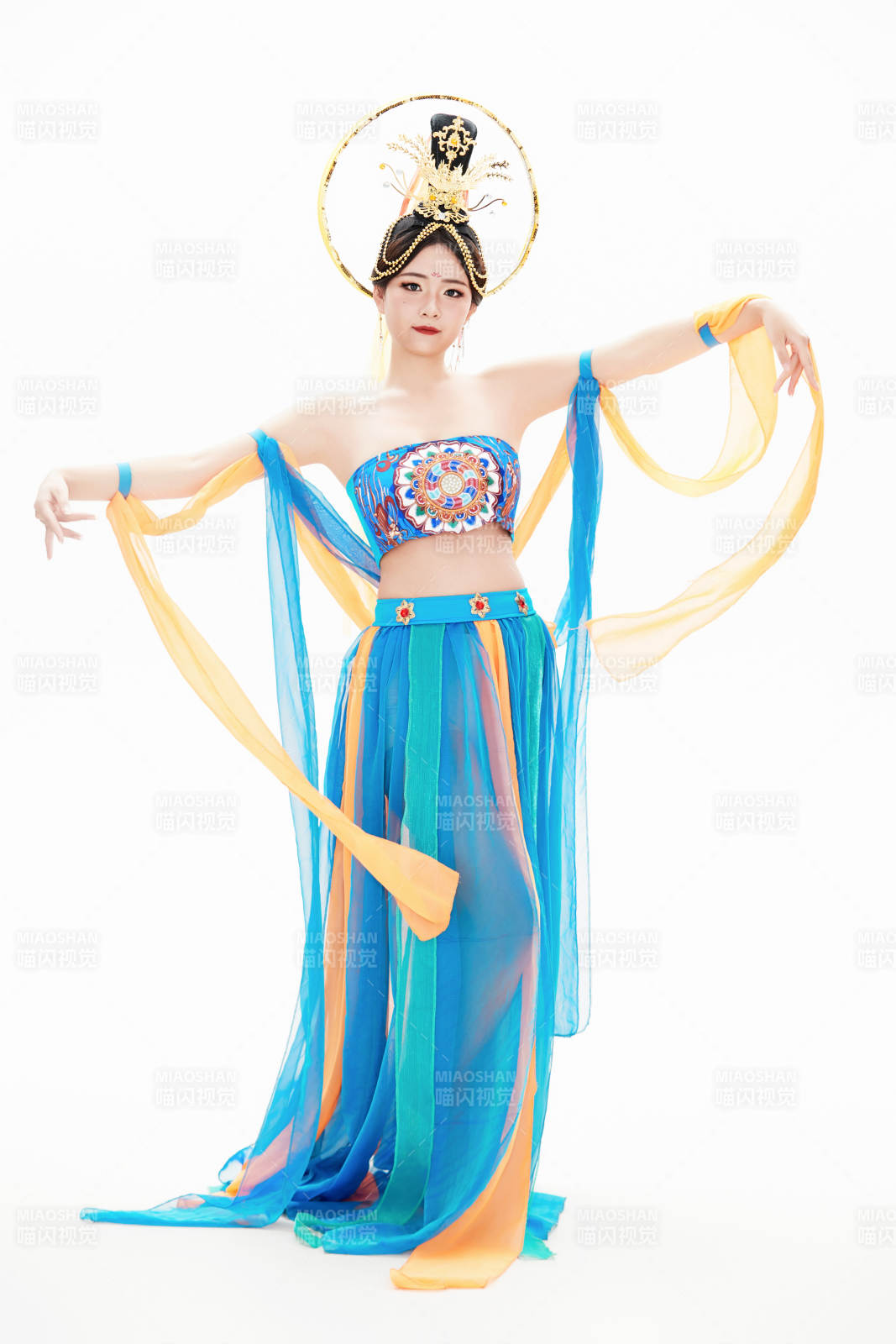 身著唐朝敦煌服飾跳飛天舞蹈的中國少女