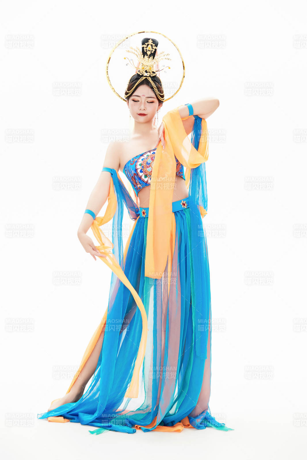 身著唐朝敦煌服飾跳飛天舞蹈的中國(guó)少女