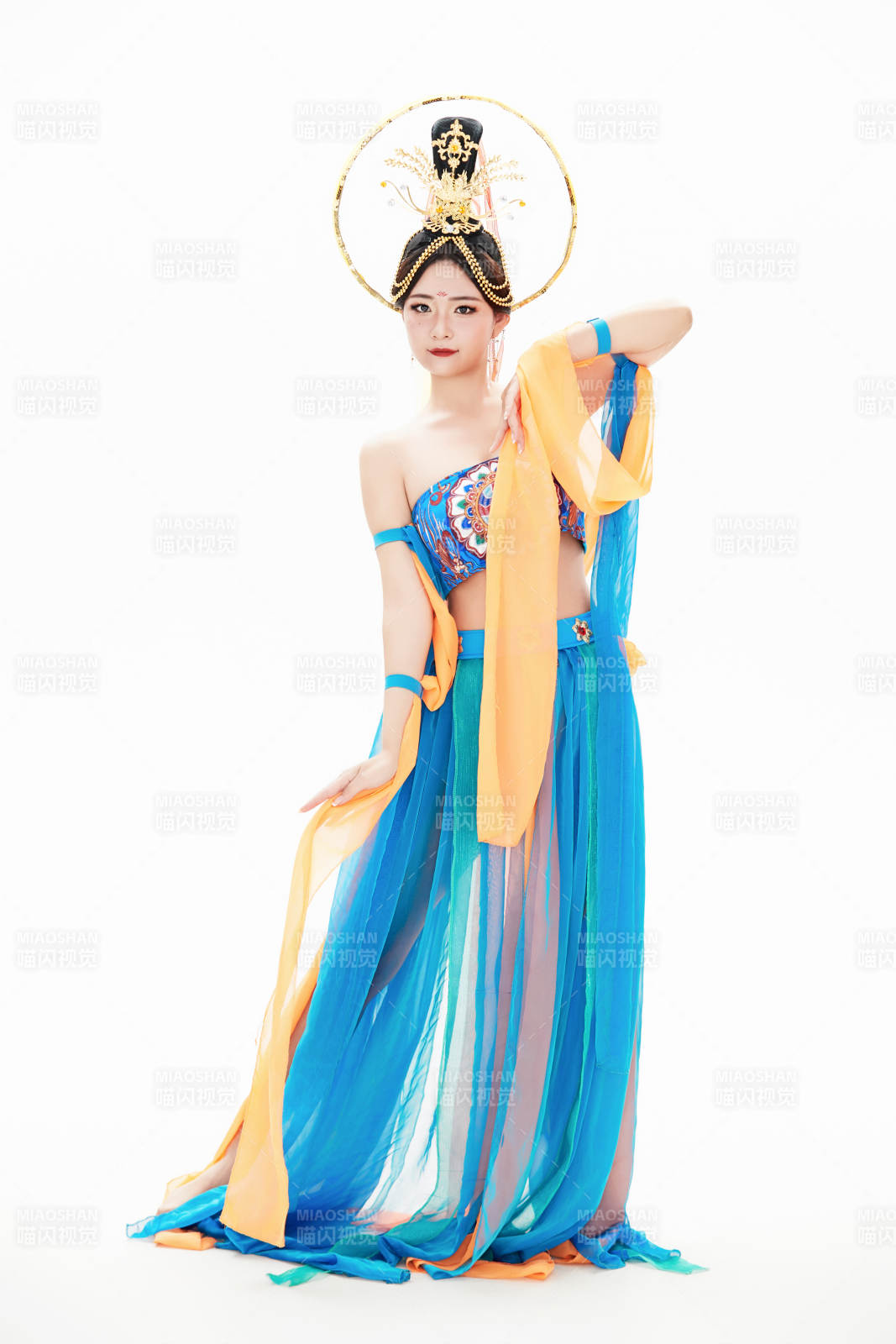 身著唐朝敦煌服飾跳飛天舞蹈的中國少女