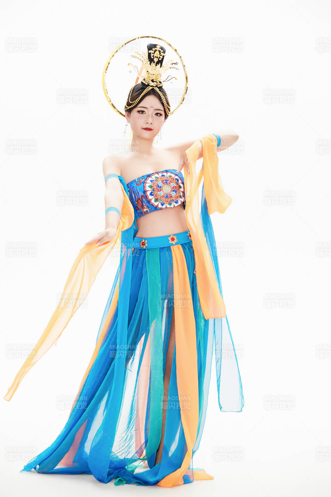 身著唐朝敦煌服飾跳飛天舞蹈的中國少女