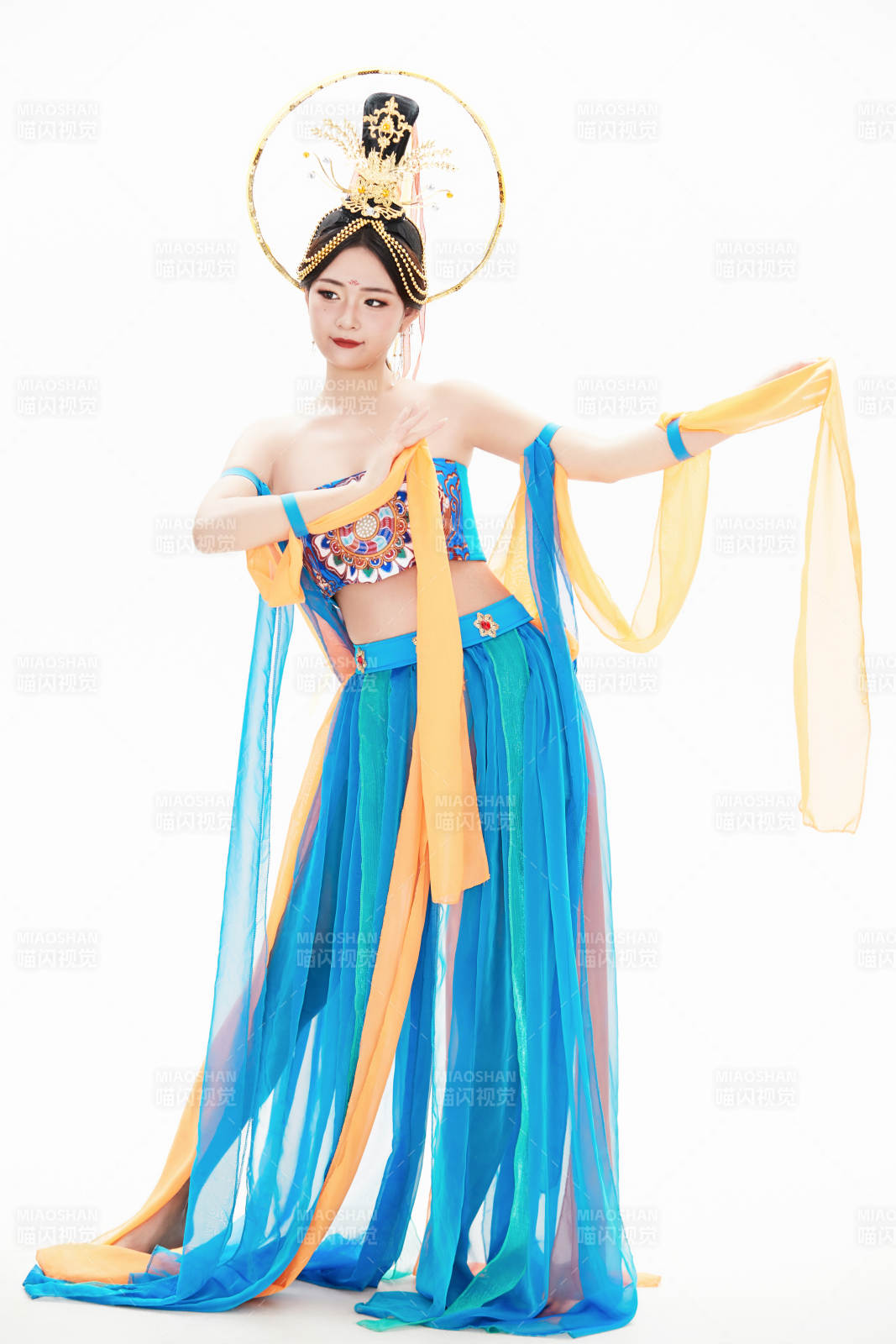 身著唐朝敦煌服飾跳飛天舞蹈的中國少女