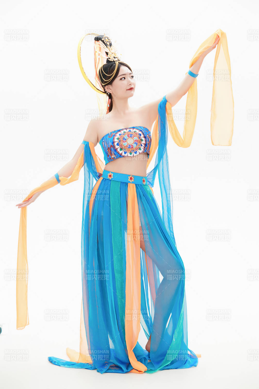 身著唐朝敦煌服飾跳飛天舞蹈的中國少女