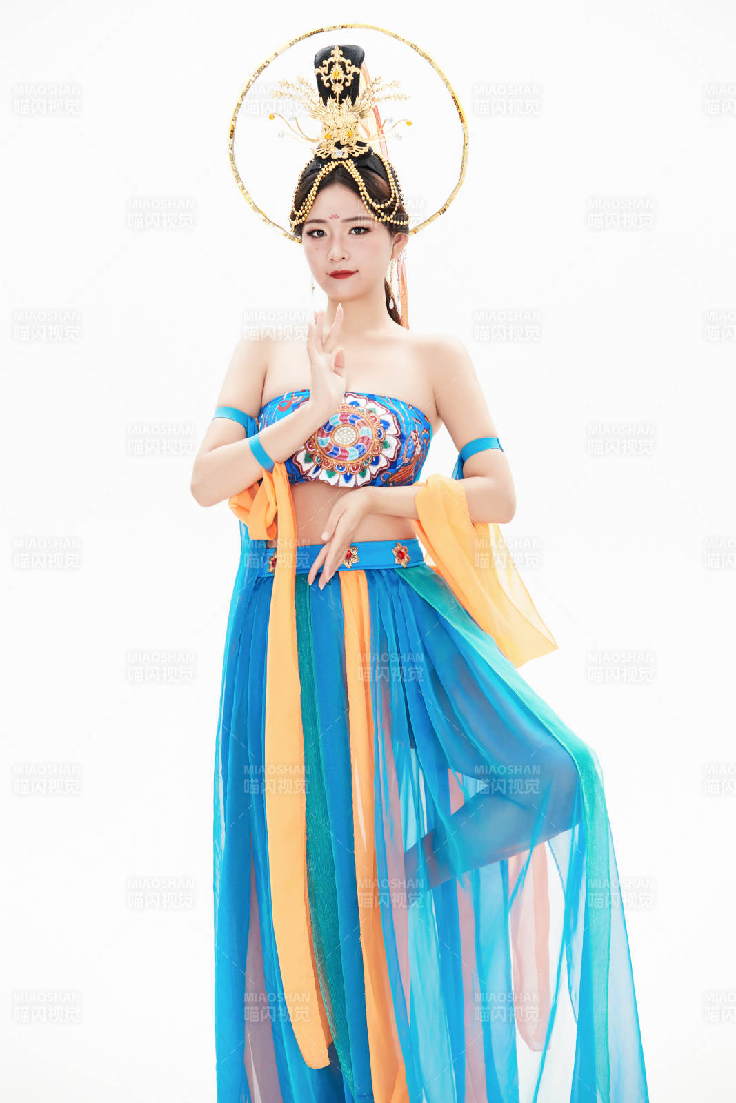 身著唐朝敦煌服飾跳飛天舞蹈的中國少女