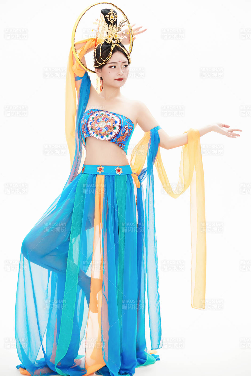 身著唐朝敦煌服飾跳飛天舞蹈的中國少女