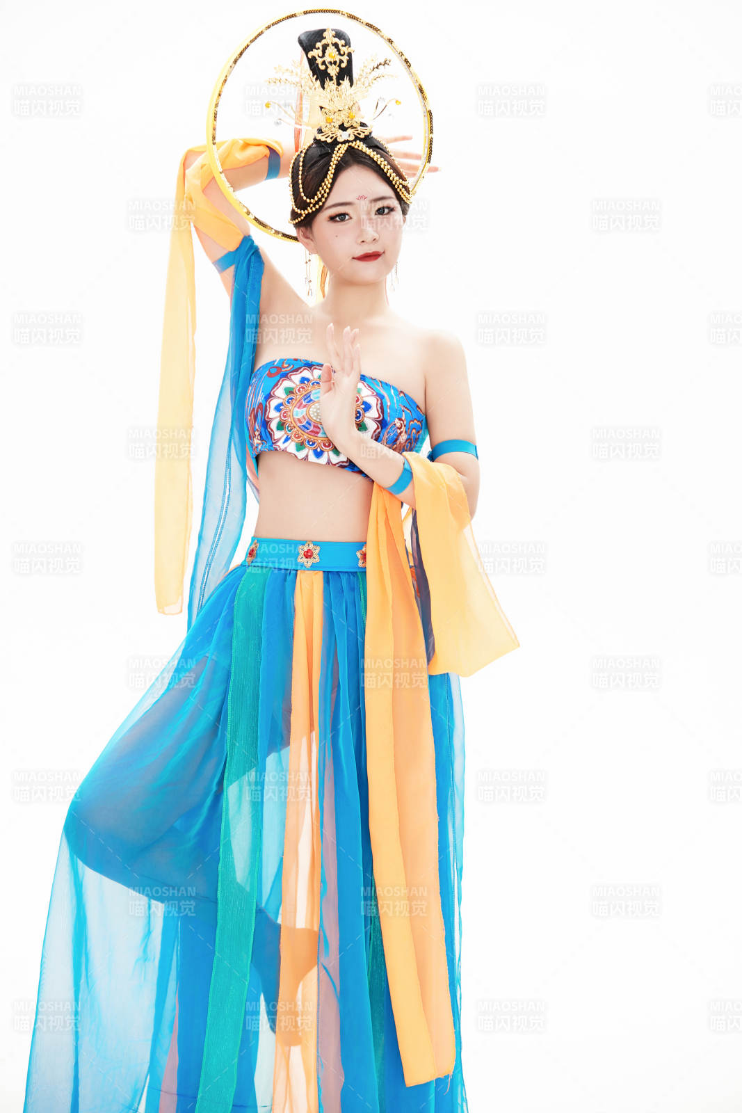 身著唐朝敦煌服飾跳飛天舞蹈的中國少女