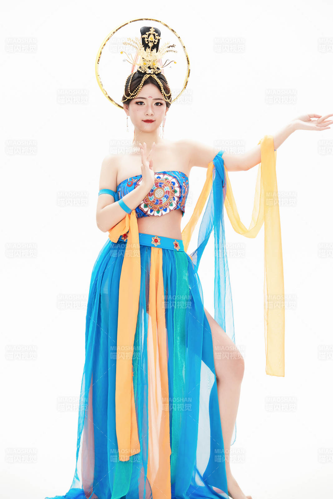 身著唐朝敦煌服飾跳飛天舞蹈的中國少女