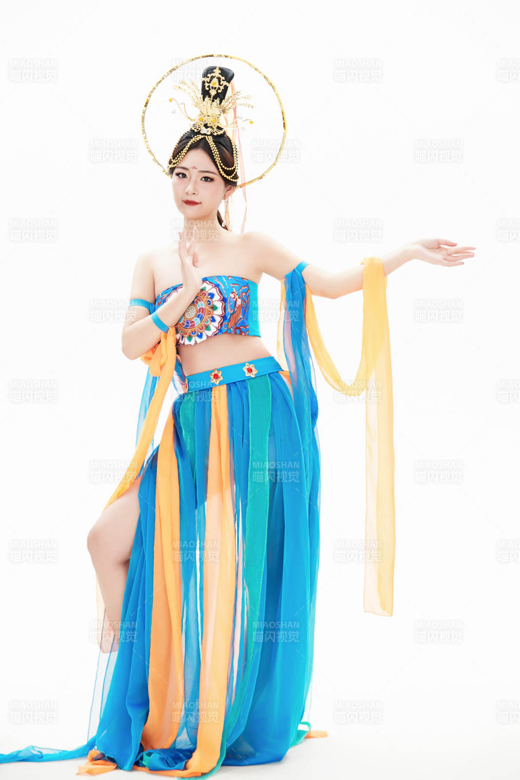 身著唐朝敦煌服飾跳飛天舞蹈的中國少女