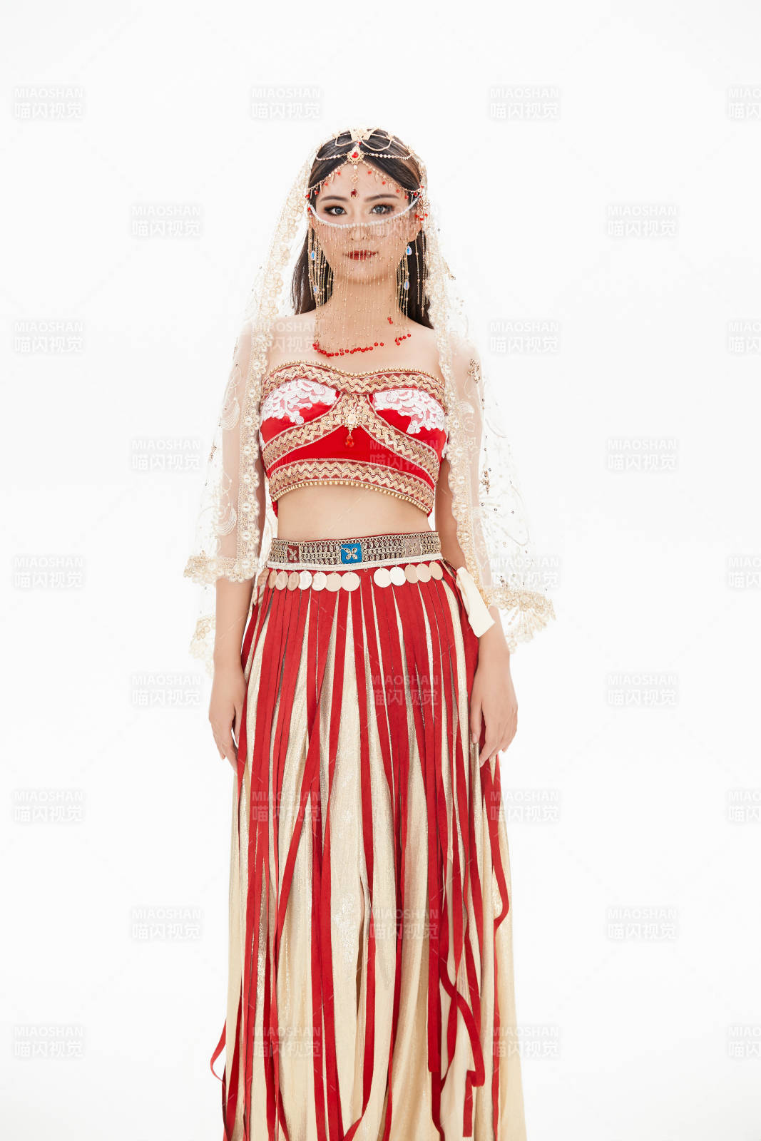 穿著印度傳統風格服飾的肚皮舞演員