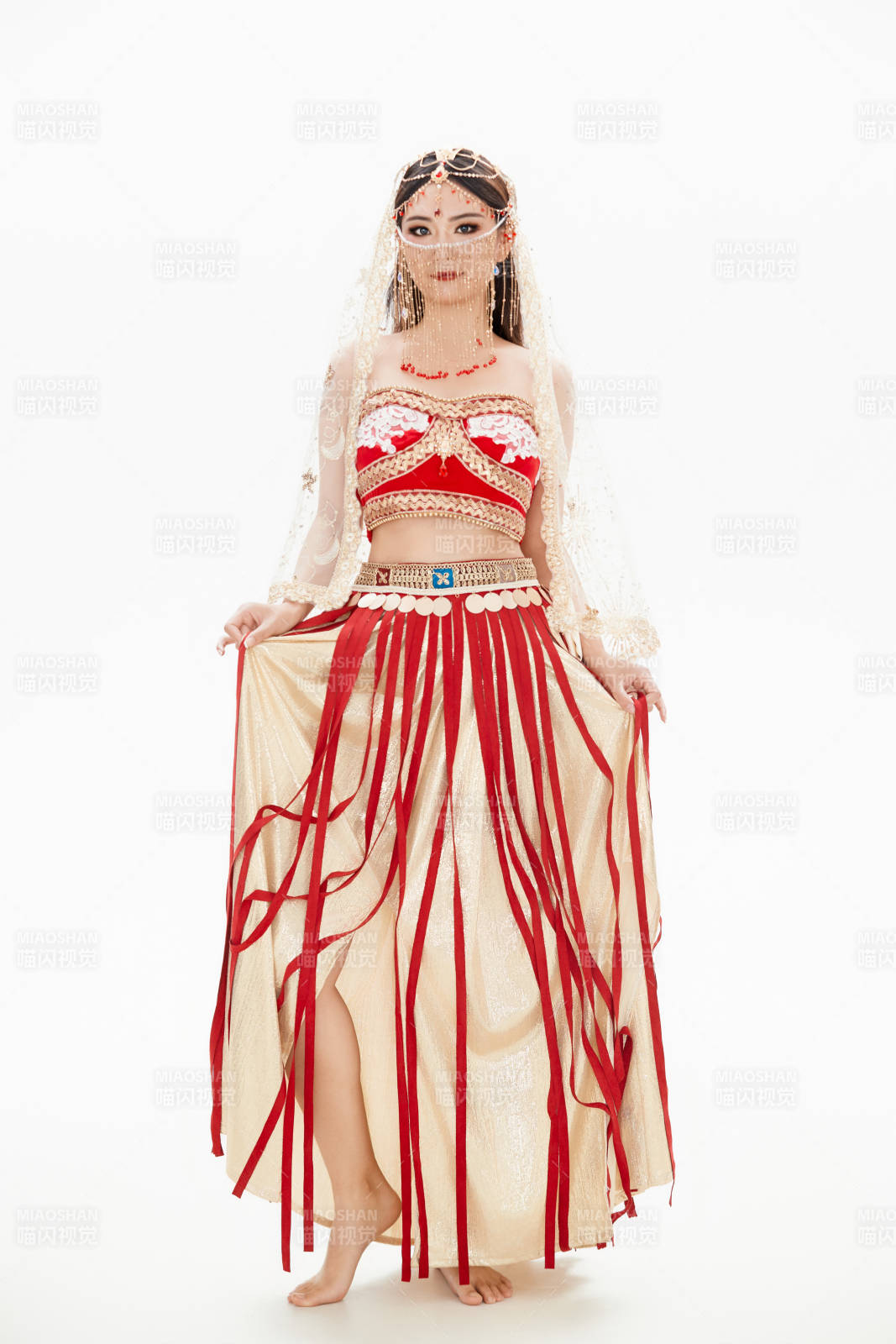 穿著印度傳統風格服飾的肚皮舞演員