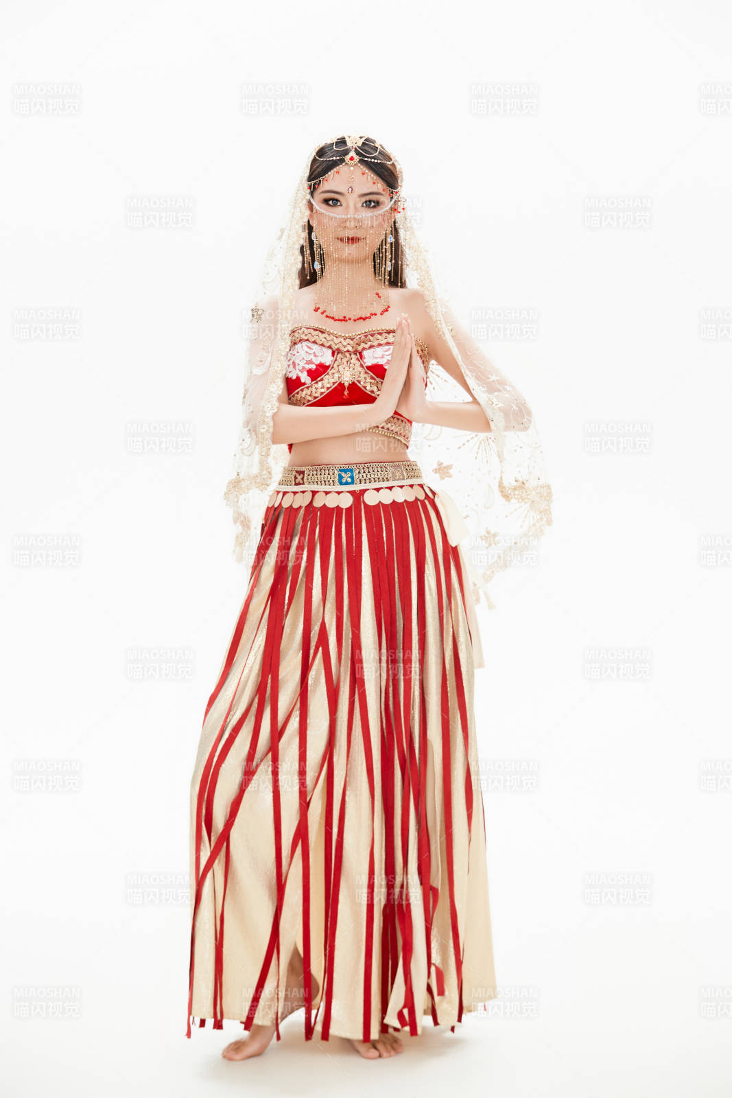 穿著印度傳統風格服飾的肚皮舞演員