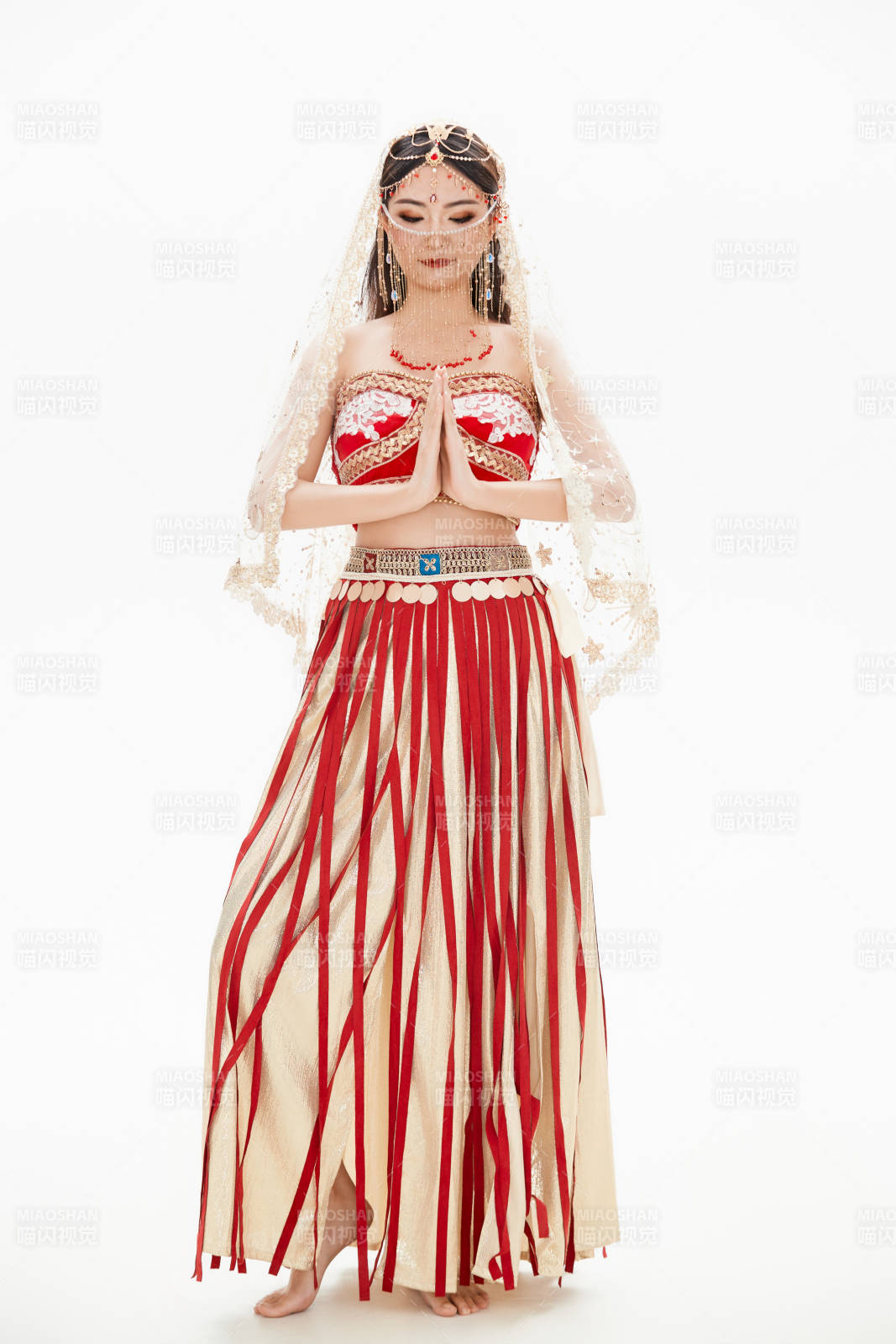 穿著印度傳統(tǒng)風(fēng)格服飾的肚皮舞演員