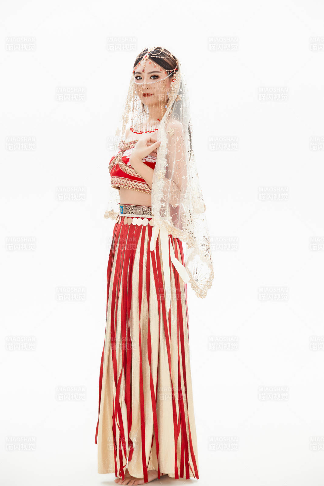 穿著印度傳統(tǒng)風(fēng)格服飾的肚皮舞演員