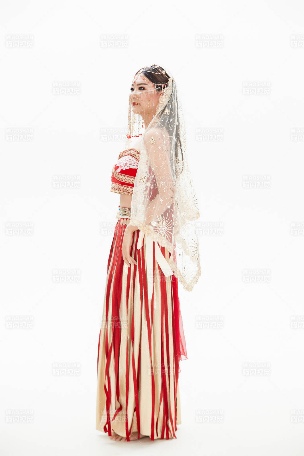 穿著印度傳統(tǒng)風(fēng)格服飾的肚皮舞演員