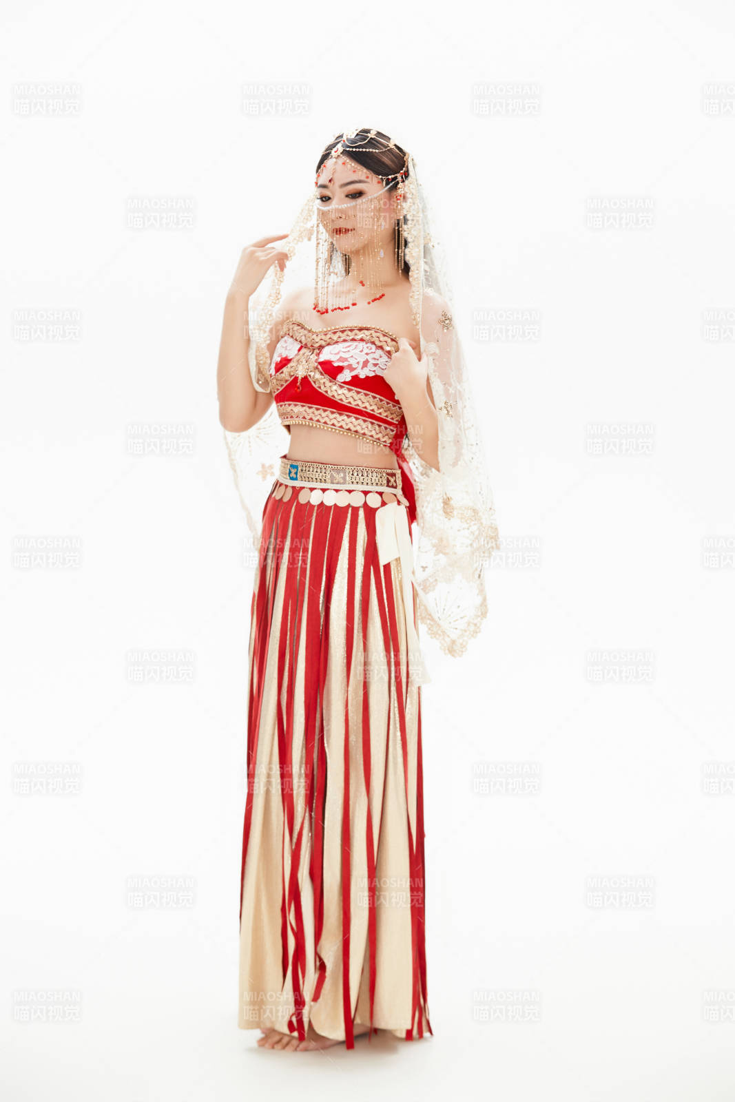 穿著印度傳統風格服飾的肚皮舞演員