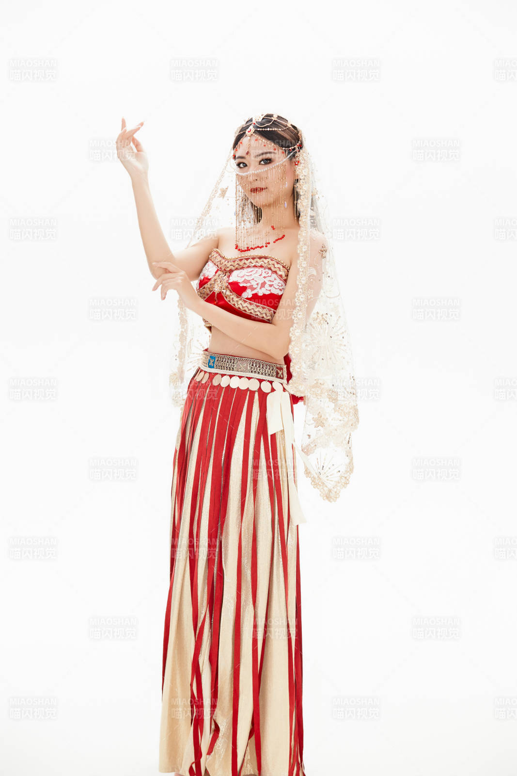 穿著印度傳統風格服飾的肚皮舞演員