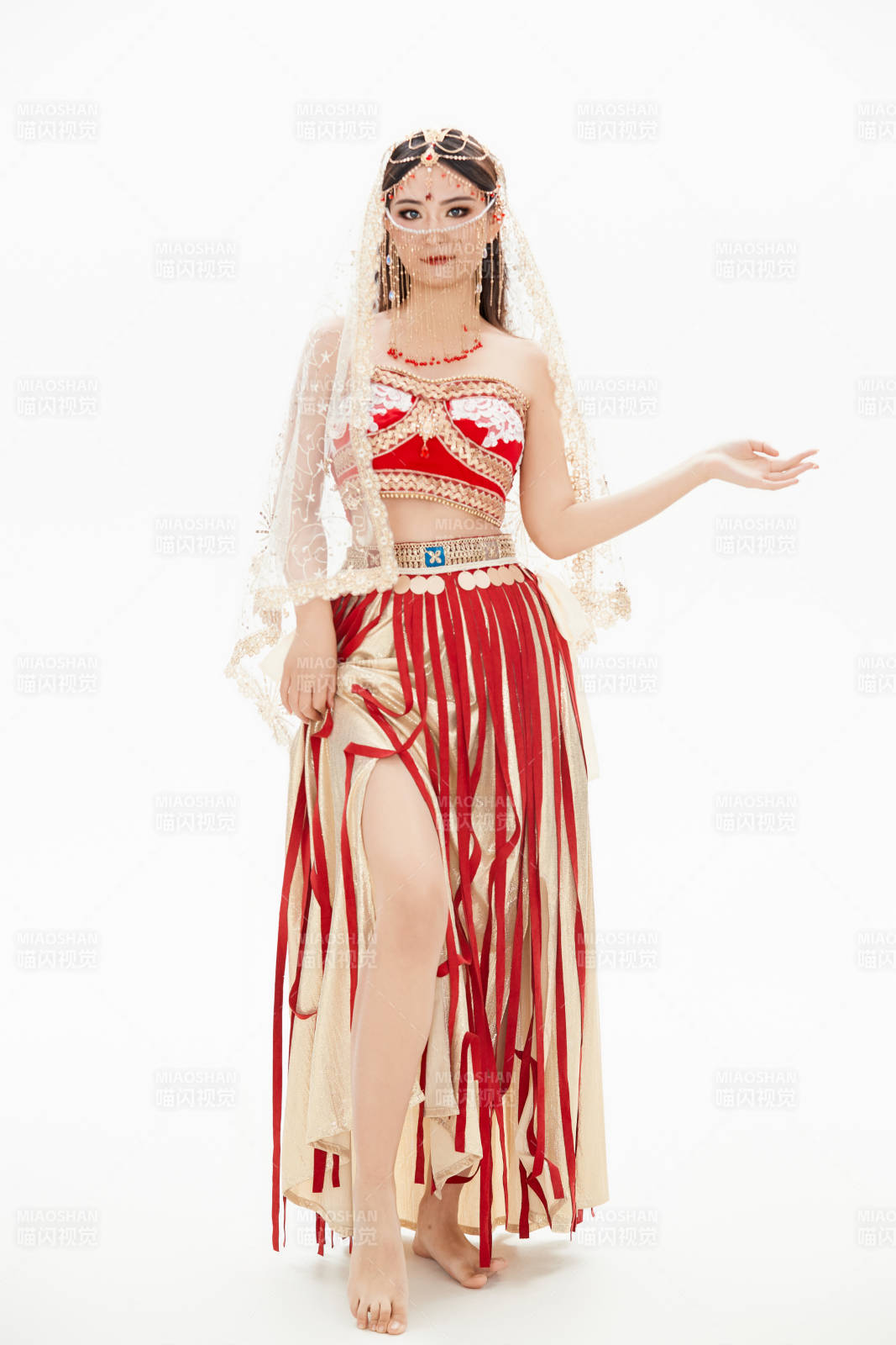 穿著印度傳統風格服飾的肚皮舞演員