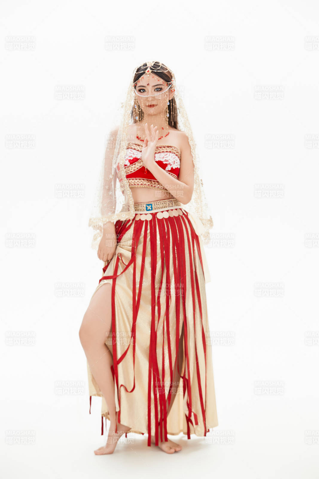 穿著印度傳統風格服飾的肚皮舞演員