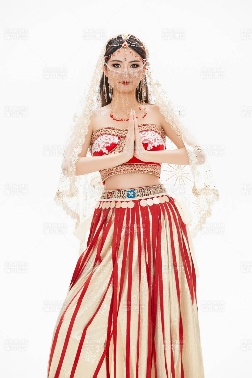 穿著印度傳統風格服飾的肚皮舞演員