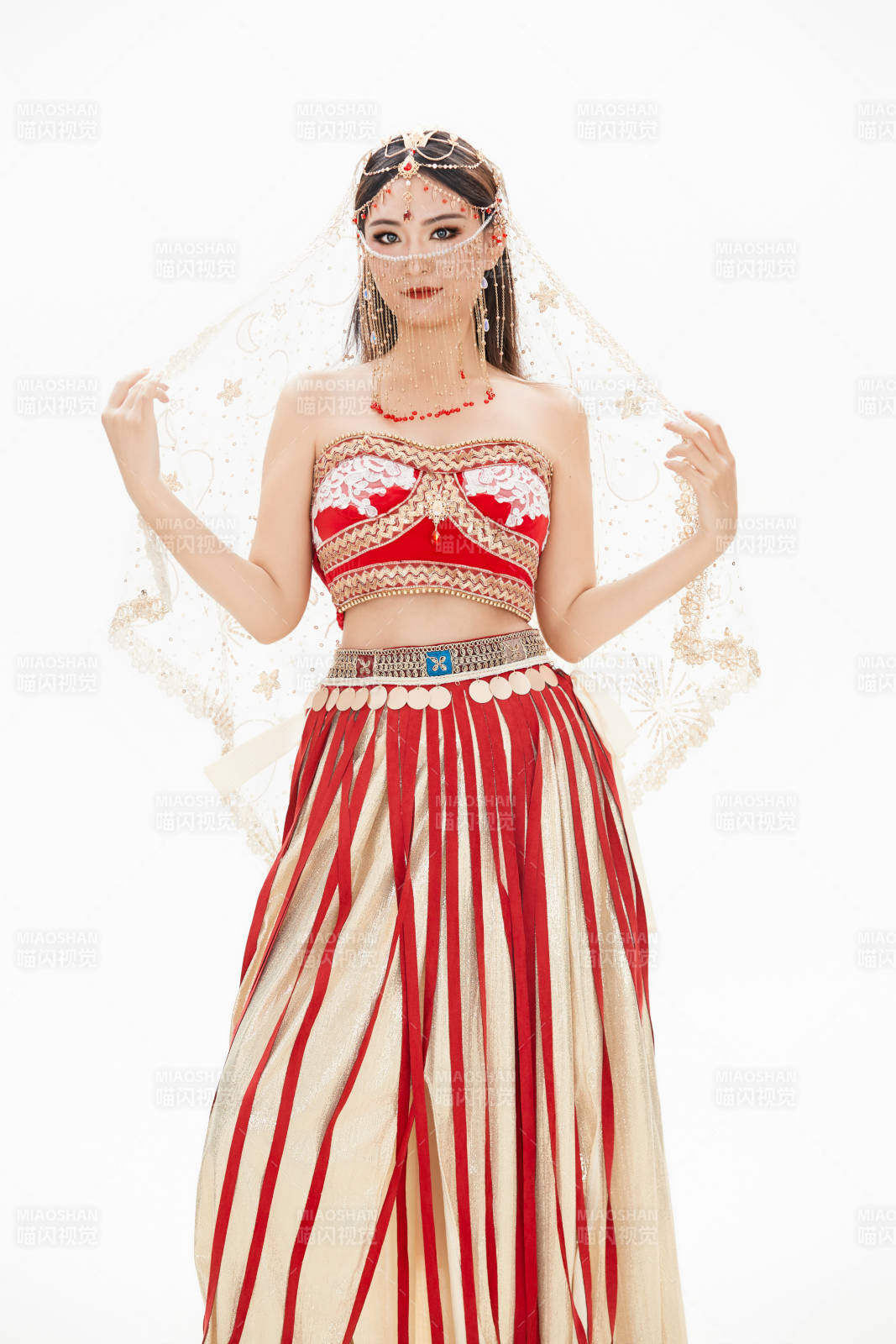 穿著印度傳統風格服飾的肚皮舞演員