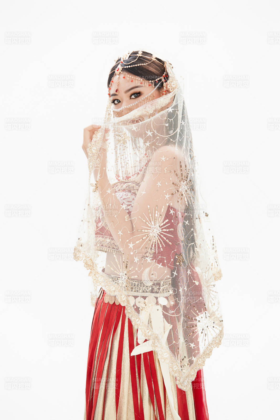 穿著印度傳統風格服飾的肚皮舞演員