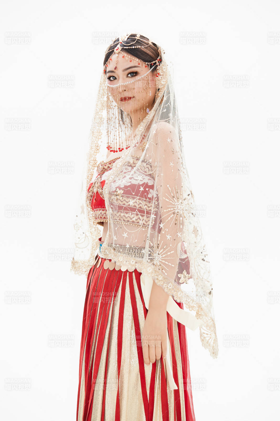 穿著印度傳統(tǒng)風(fēng)格服飾的肚皮舞演員