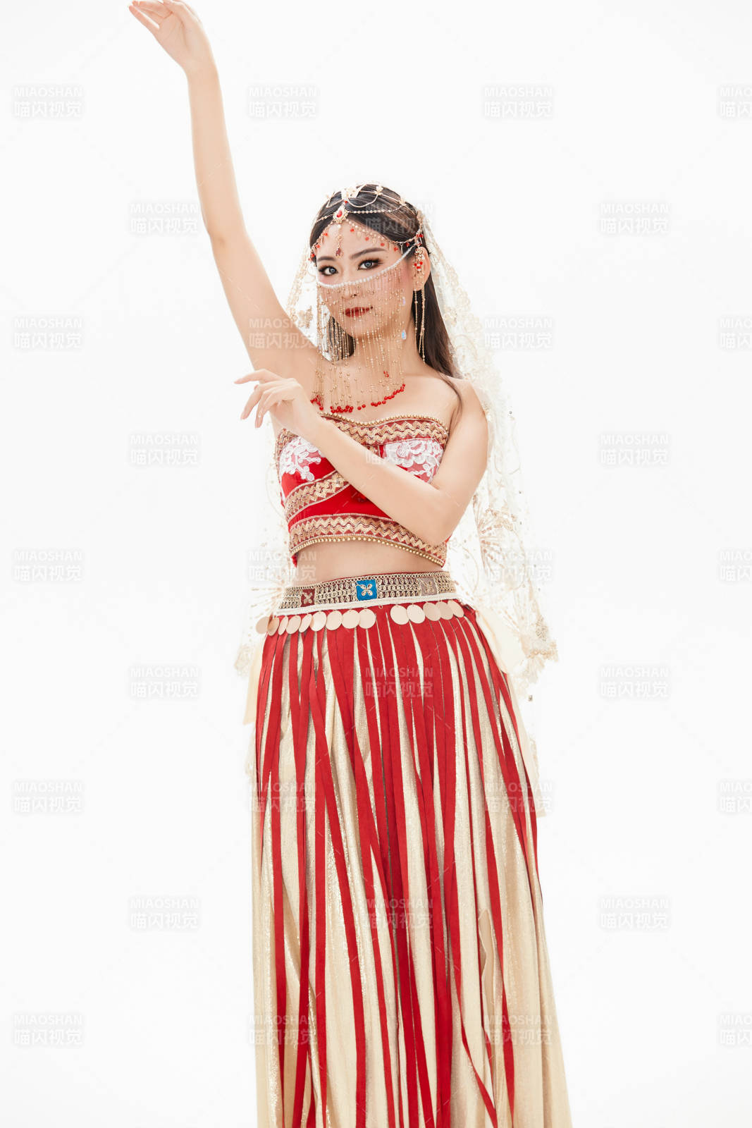 穿著印度傳統(tǒng)風(fēng)格服飾的肚皮舞演員