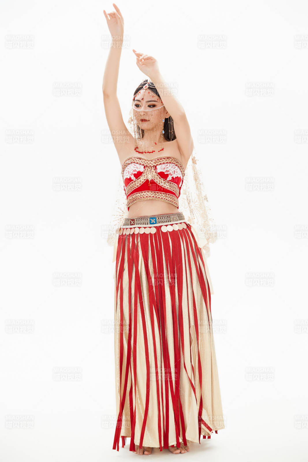 穿著印度傳統風格服飾的肚皮舞演員