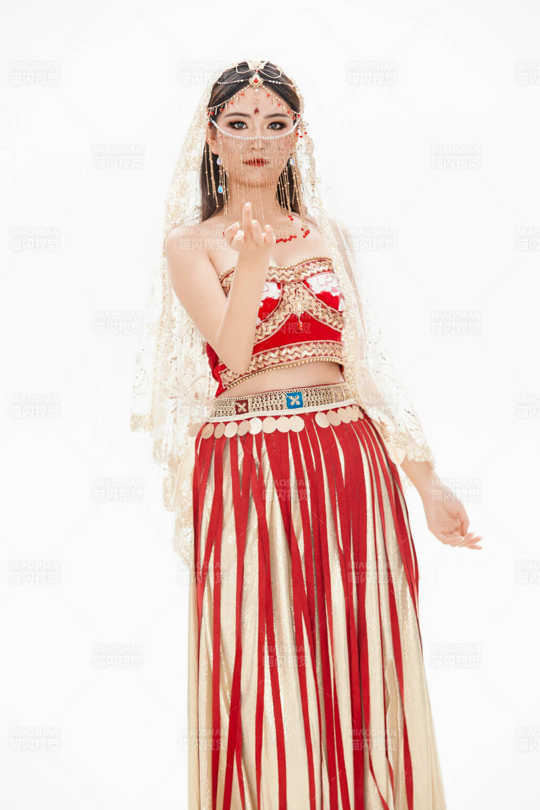 穿著印度傳統風格服飾的肚皮舞演員