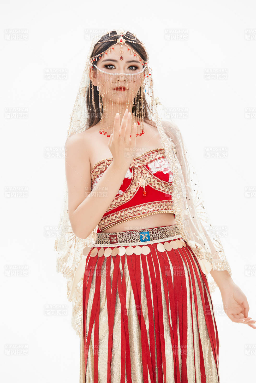 穿著印度傳統(tǒng)風(fēng)格服飾的肚皮舞演員