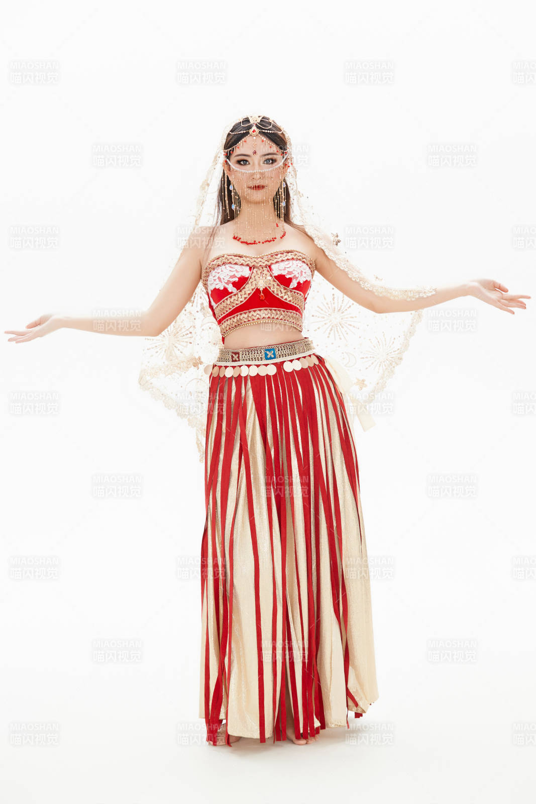 穿著印度傳統(tǒng)風(fēng)格服飾的肚皮舞演員