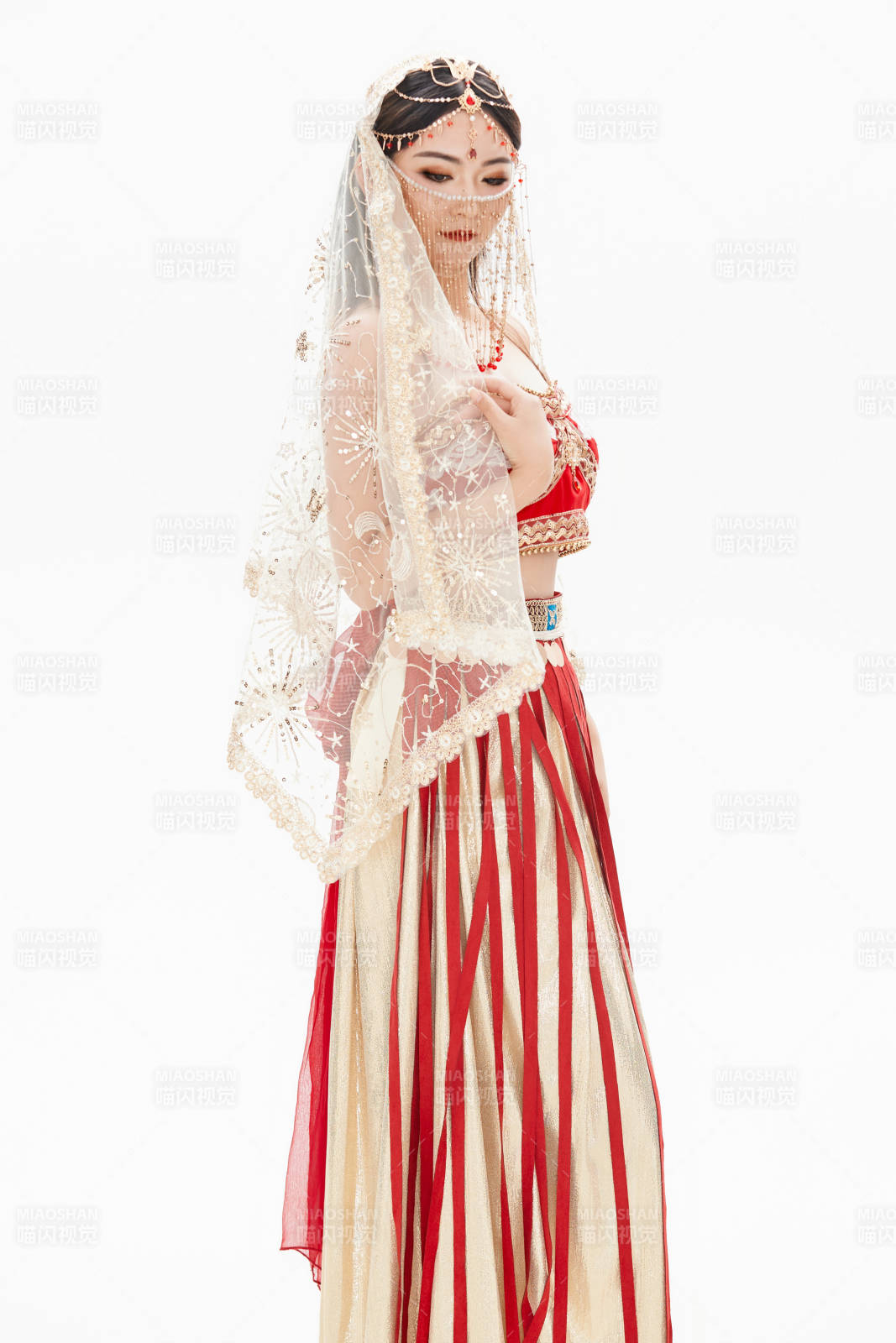 穿著印度傳統風格服飾的肚皮舞演員