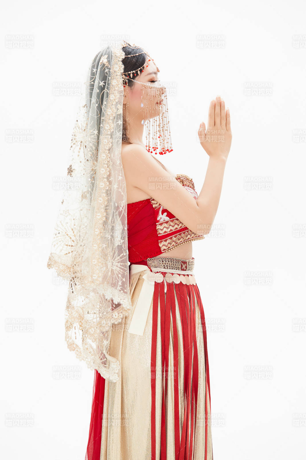 穿著印度傳統風格服飾的肚皮舞演員