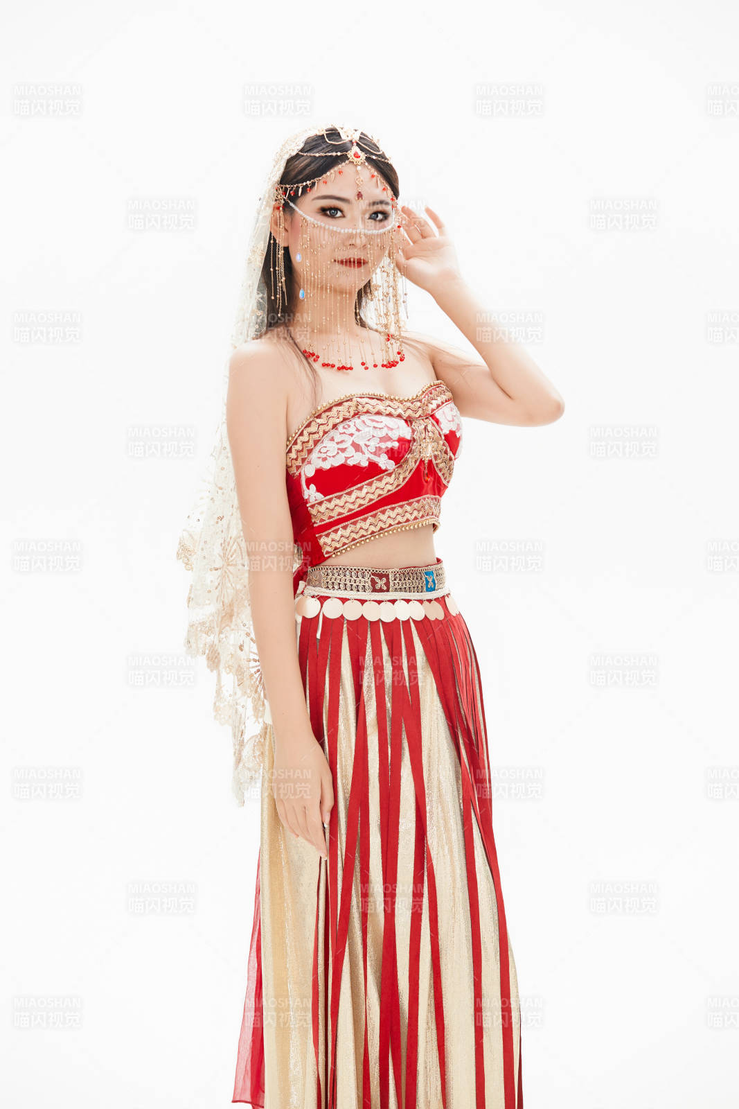 穿著印度傳統(tǒng)風(fēng)格服飾的肚皮舞演員