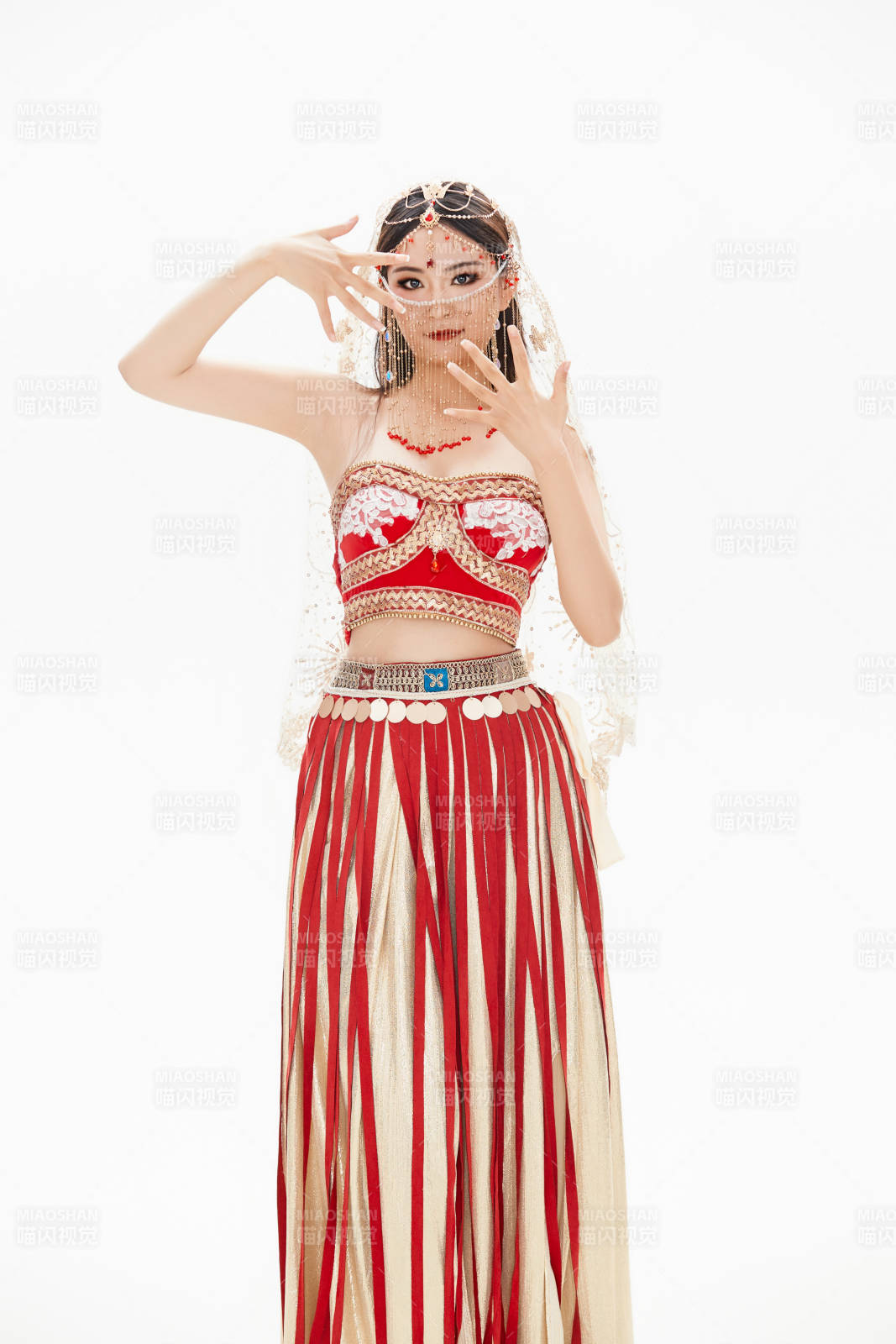 穿著印度傳統風格服飾的肚皮舞演員