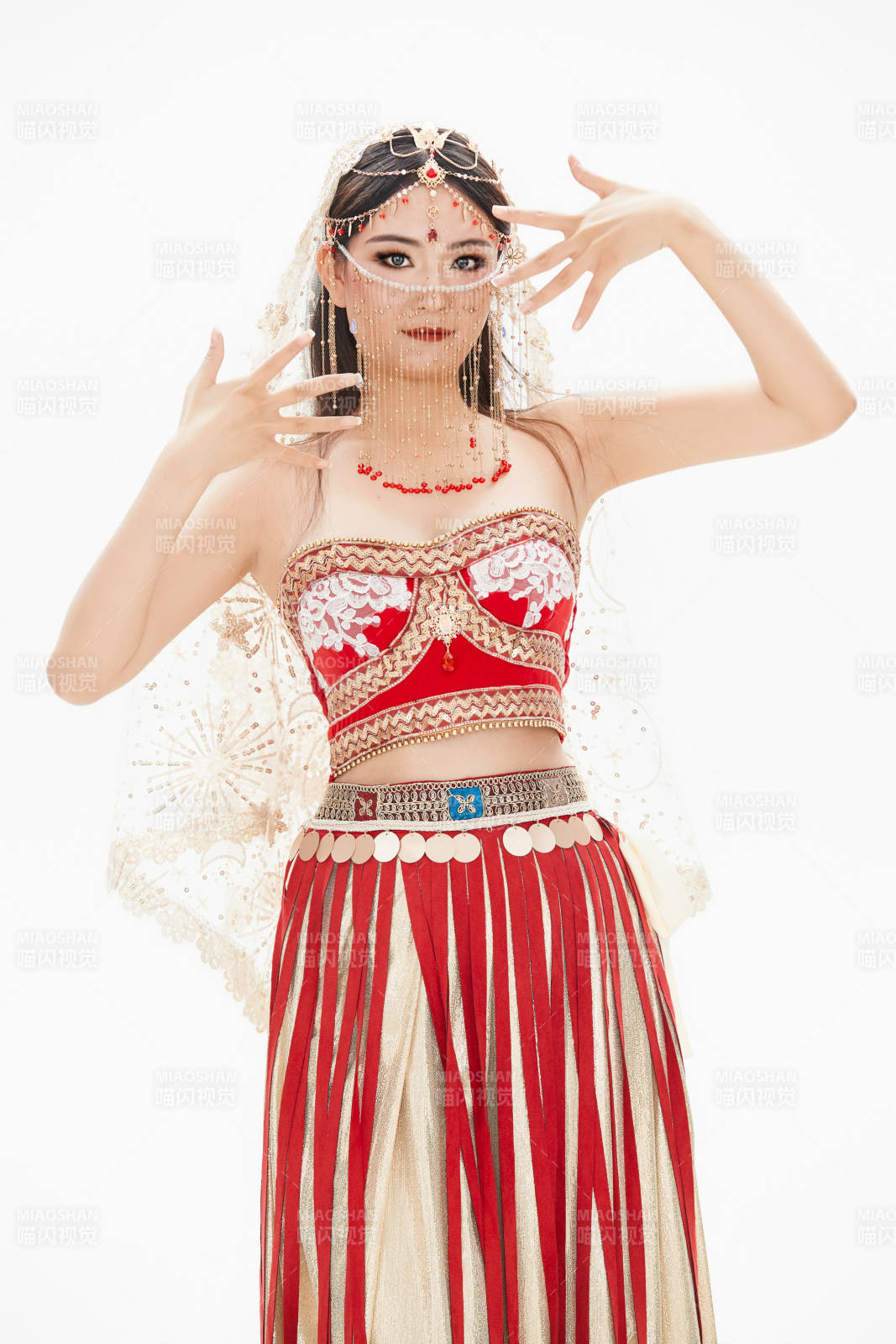 穿著印度傳統(tǒng)風(fēng)格服飾的肚皮舞演員