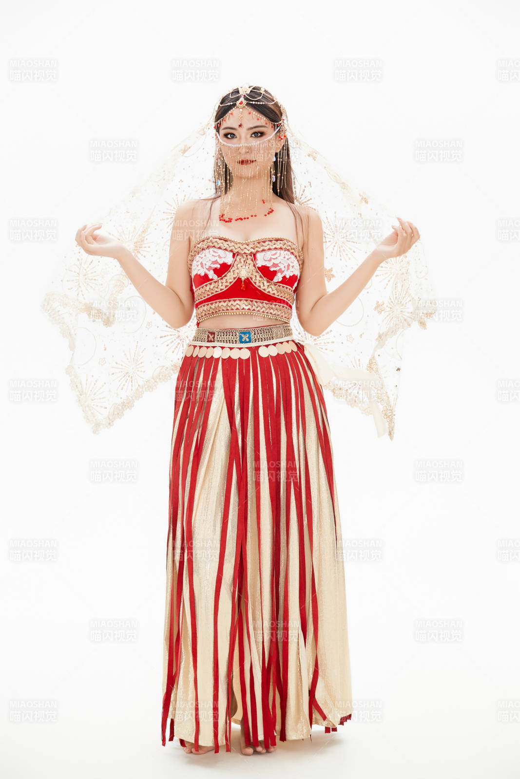 穿著印度傳統(tǒng)風格服飾的肚皮舞演員