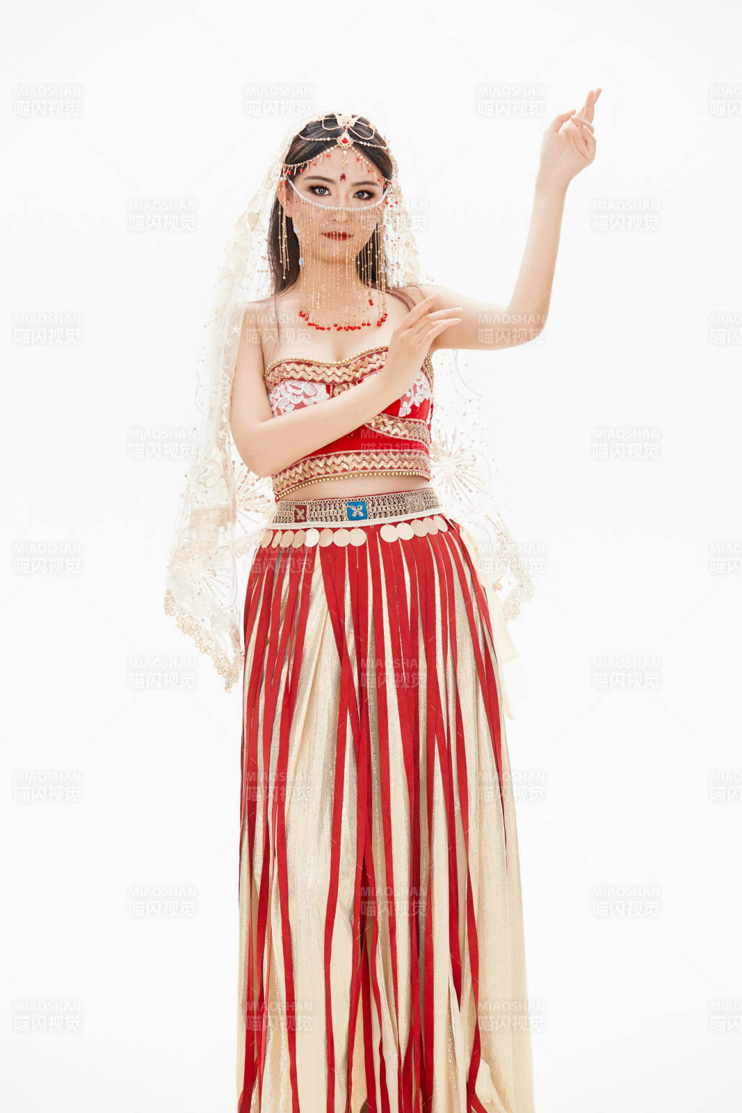 穿著印度傳統風格服飾的肚皮舞演員