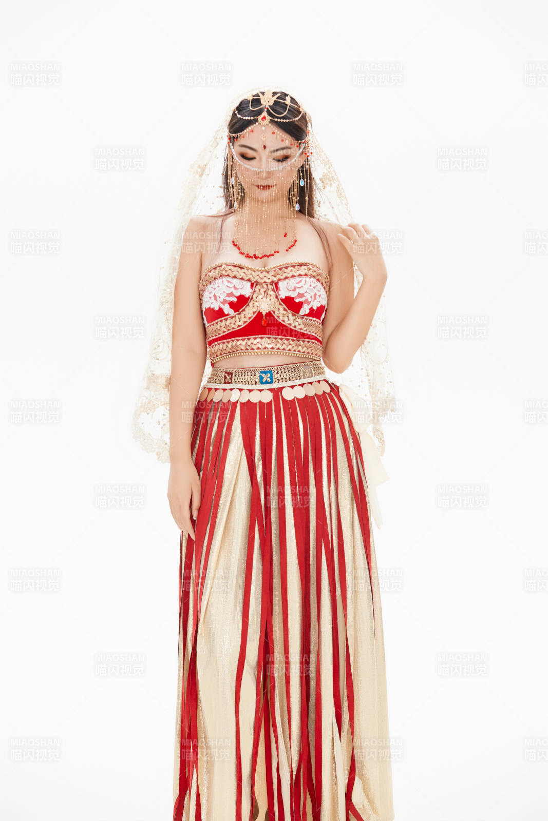 穿著印度傳統風格服飾的肚皮舞演員