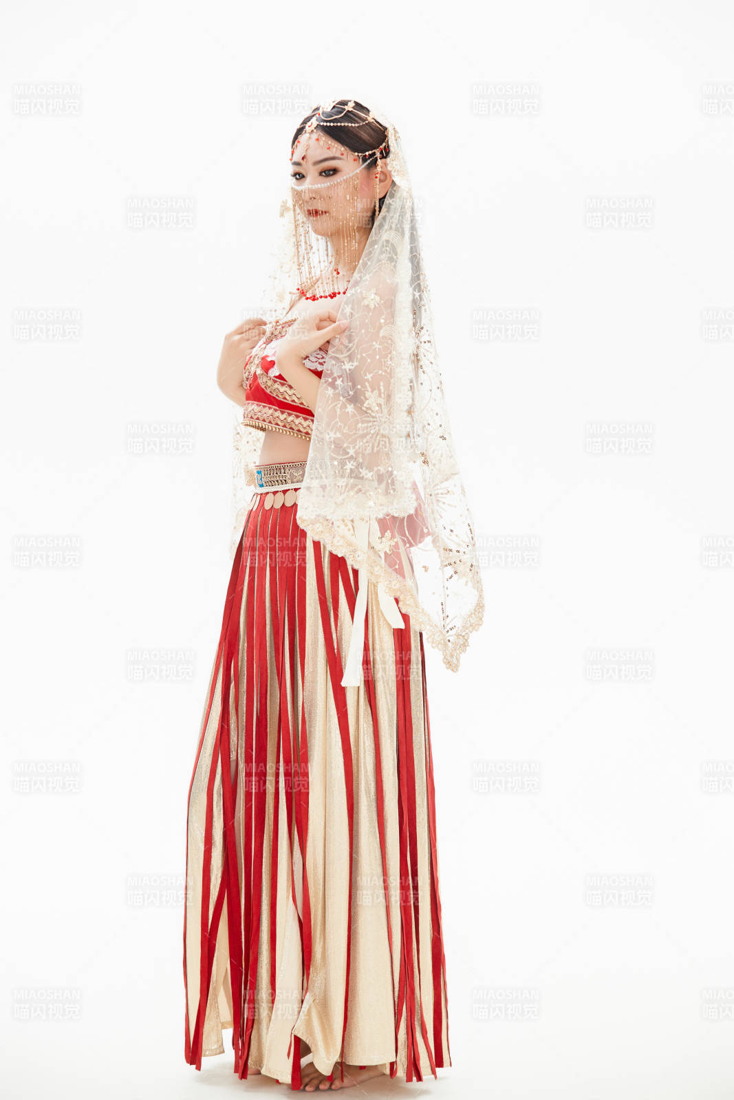 穿著印度傳統(tǒng)風(fēng)格服飾的肚皮舞演員