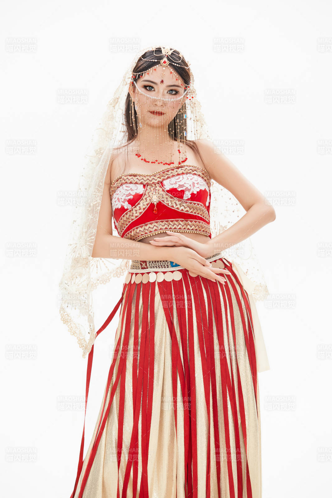 穿著印度傳統風格服飾的肚皮舞演員