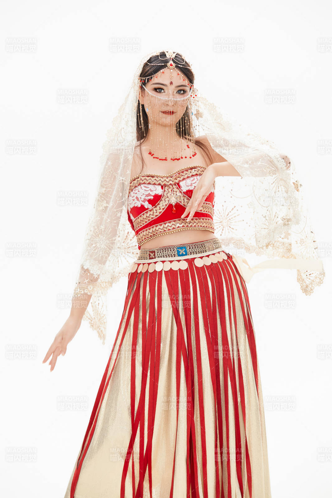 穿著印度傳統風格服飾的肚皮舞演員