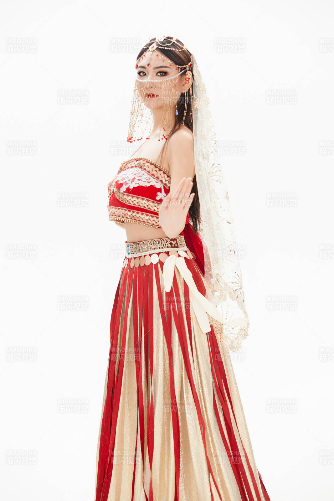 穿著印度傳統(tǒng)風格服飾的肚皮舞演員