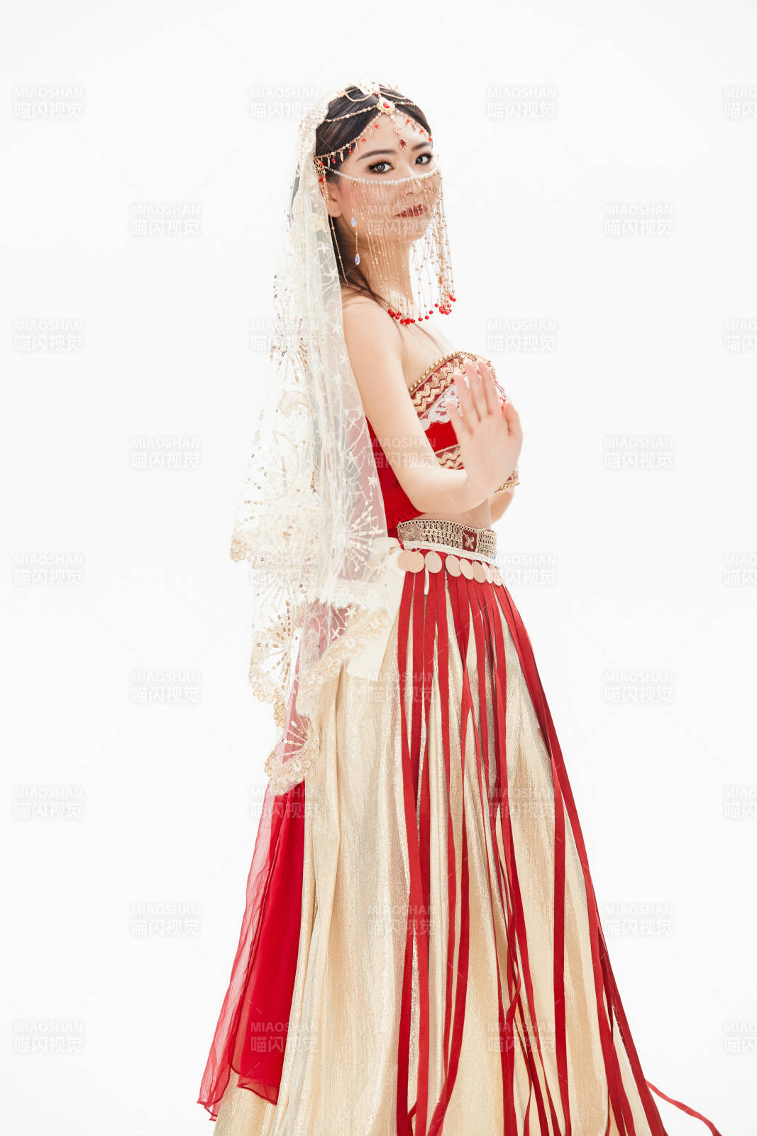 穿著印度傳統風格服飾的肚皮舞演員