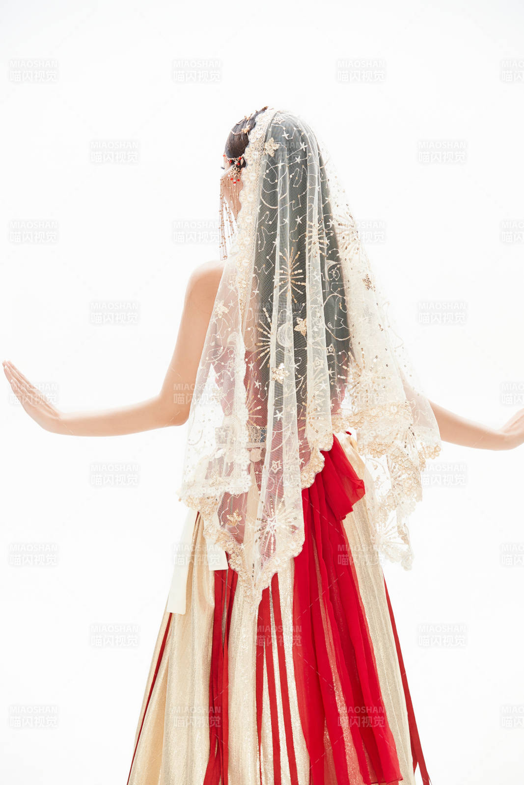 穿著印度傳統風格服飾的肚皮舞演員