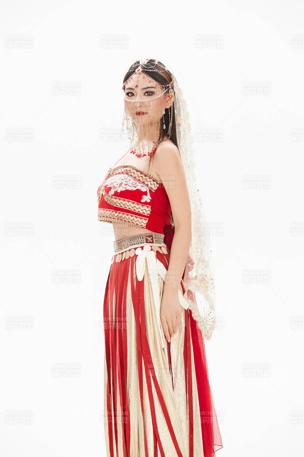 穿著印度傳統(tǒng)風(fēng)格服飾的肚皮舞演員