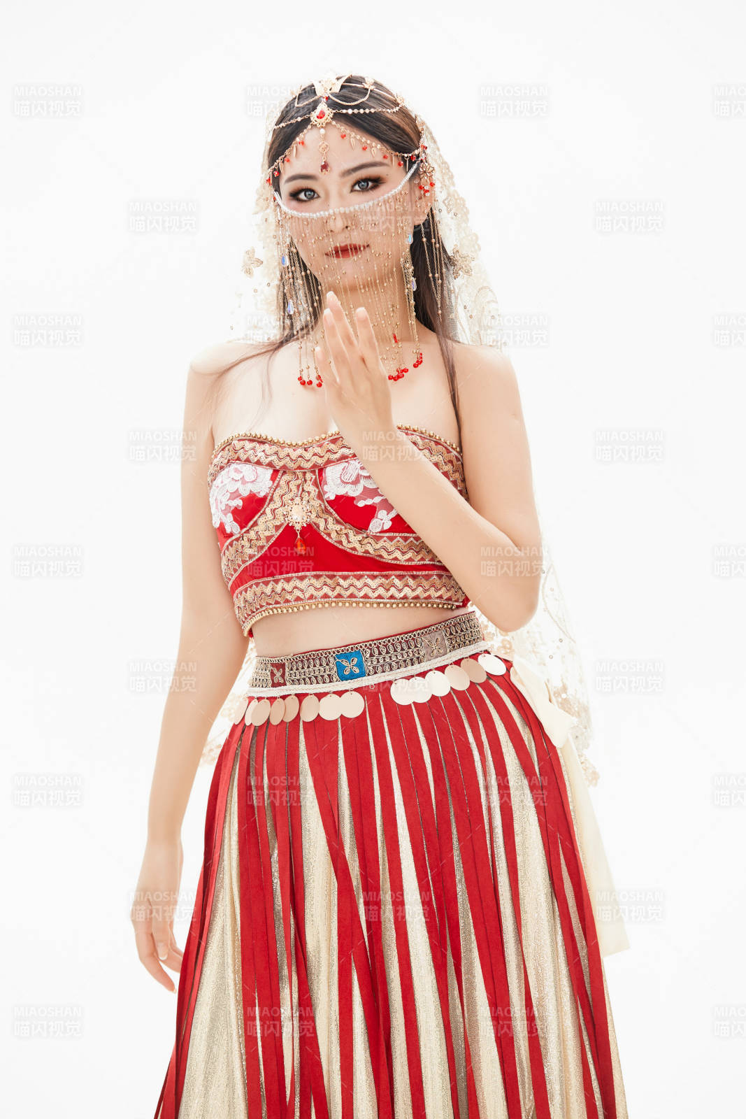 穿著印度傳統(tǒng)風(fēng)格服飾的肚皮舞演員