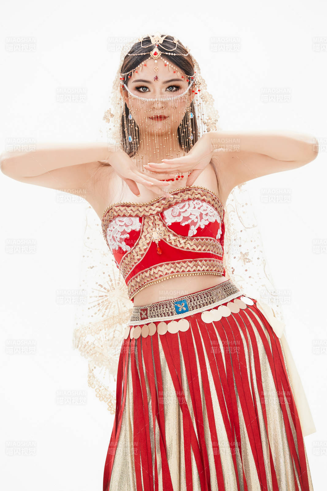 穿著印度傳統風格服飾的肚皮舞演員