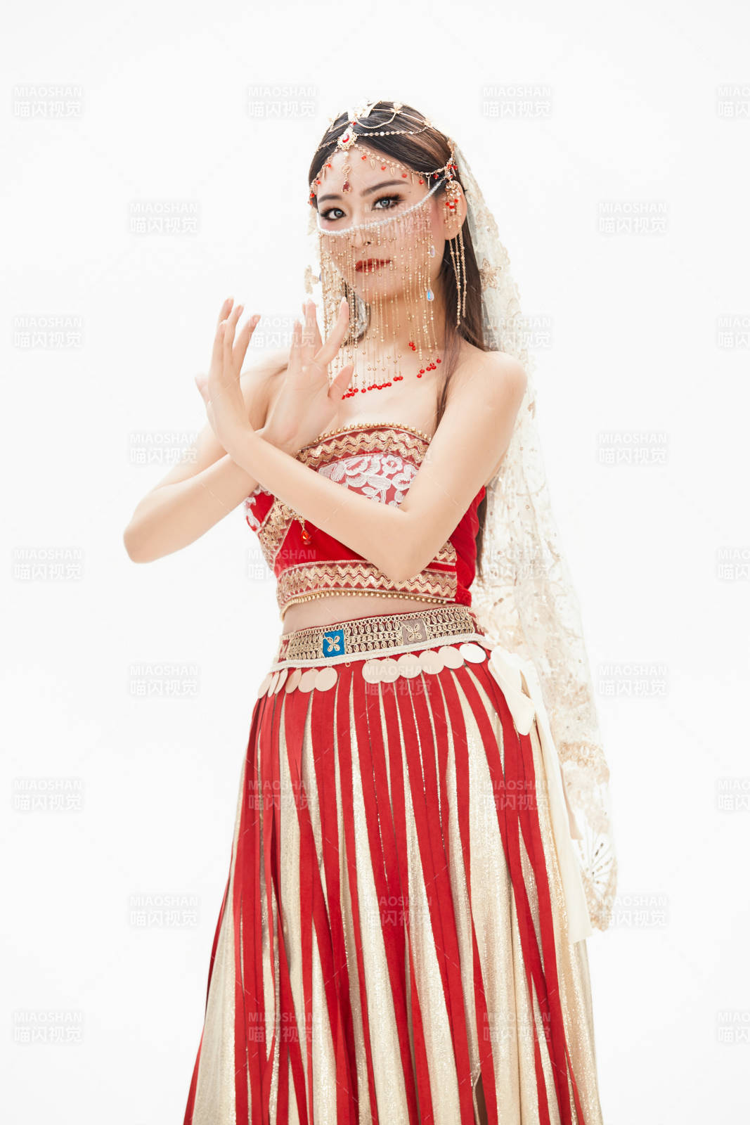 穿著印度傳統風格服飾的肚皮舞演員