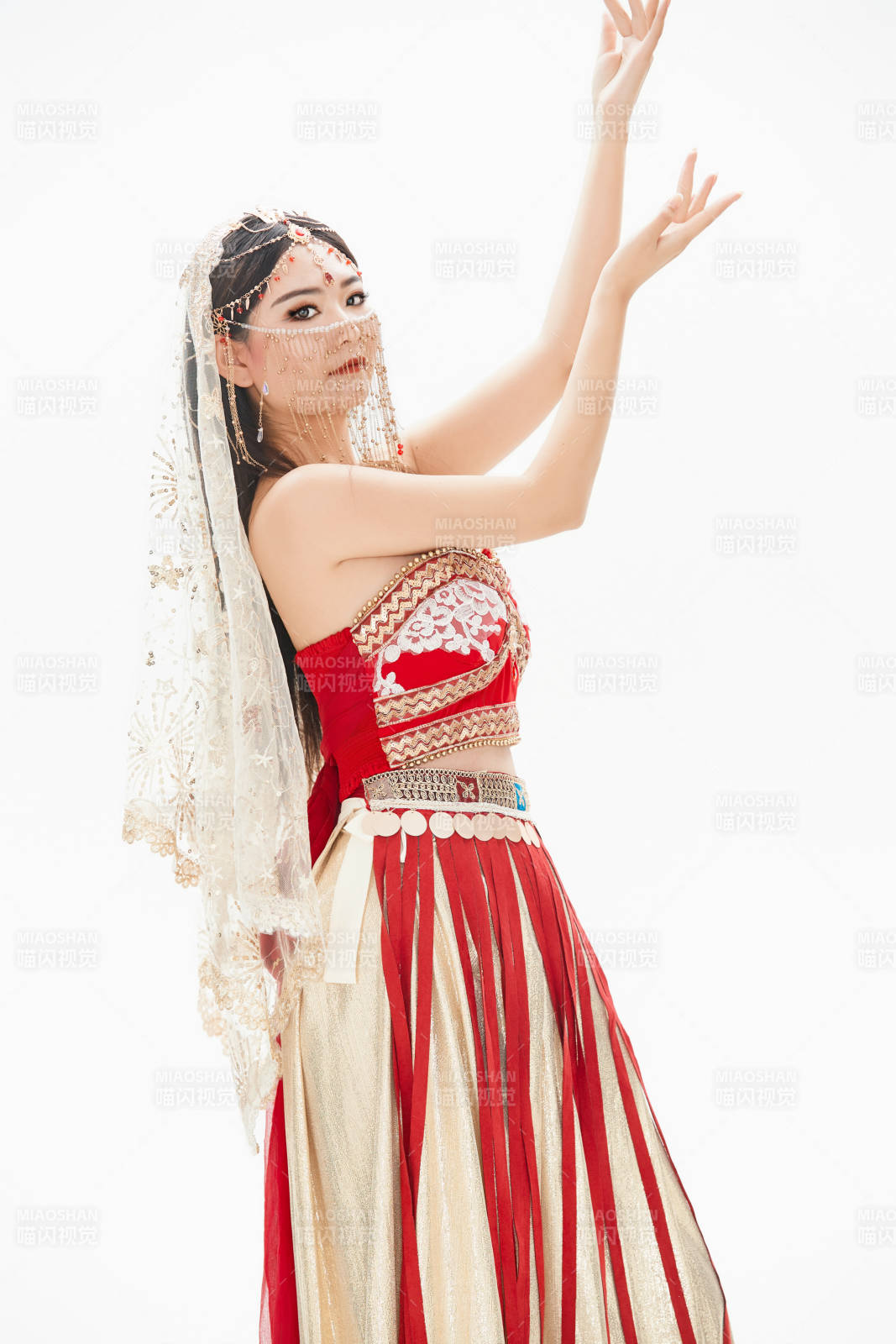 穿著印度傳統風格服飾的肚皮舞演員