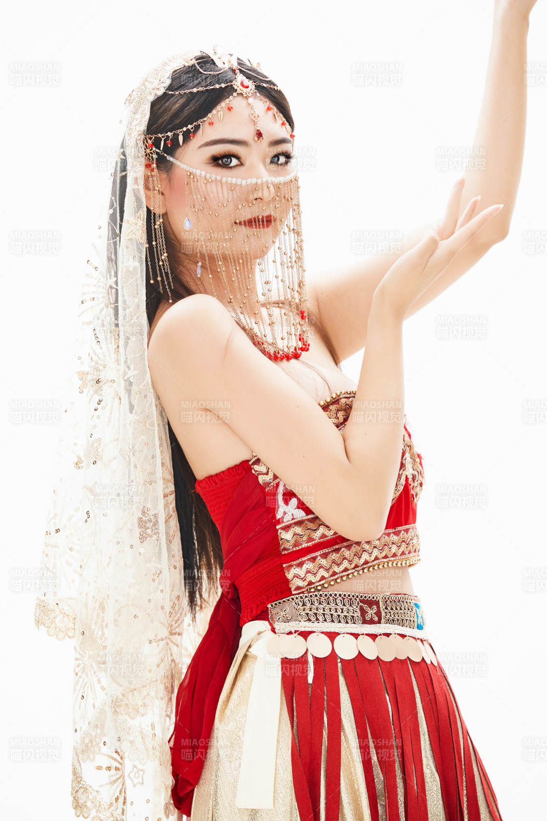 穿著印度傳統風格服飾的肚皮舞演員